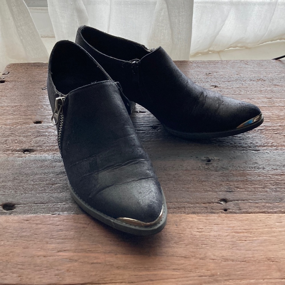 Very Volatile Black Ankle Booties Pointy Cowboy Boots 8.5 Vegan Zipper